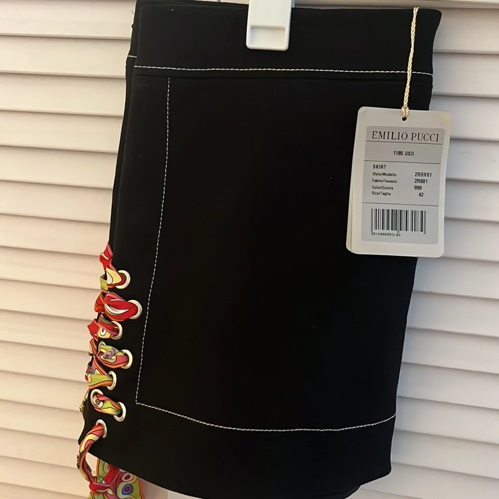 I’m selling an Emilio Pucci skirt brand new I can not fit - Picture 3 of 5